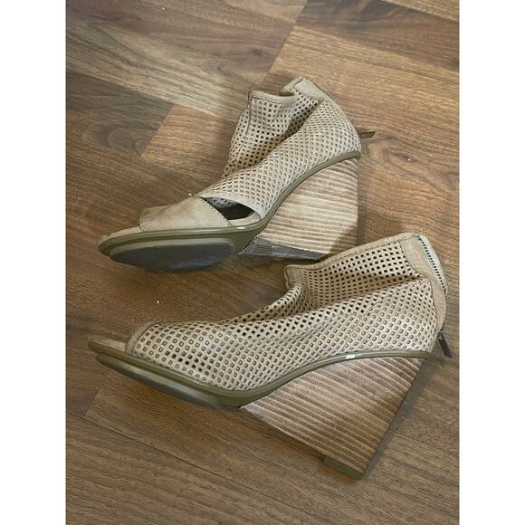 Pelle Moda Perforated Suede Wedge Booties Sz 6 - Picture 5 of 7